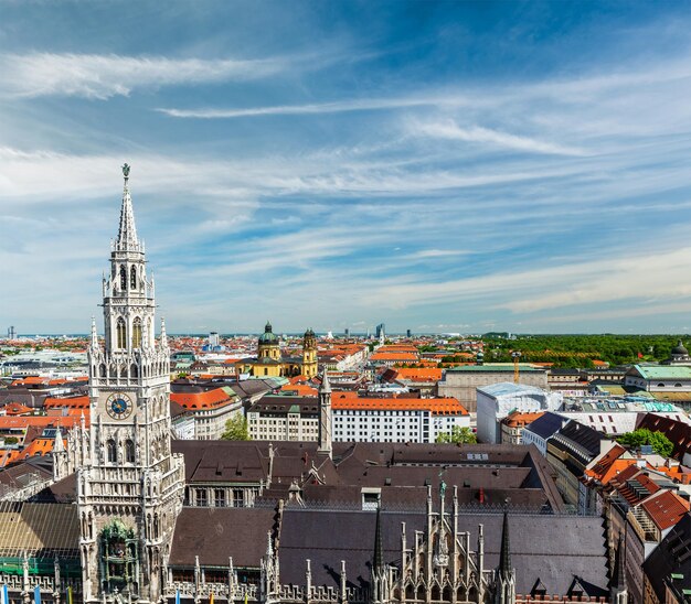 Vue de la Marienplatz Neues Rathaus et de la Frauenkirche de Munich depuis l'église Saint-Pierre à Munich, en Allemagne