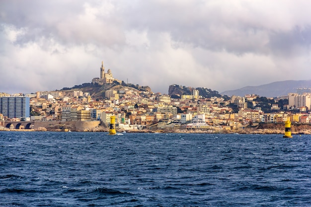 Vue de Marseille depuis la mer Méditerranée en France