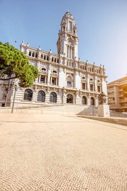 Vue matinale sur le bâtiment de l'hôtel de ville sur la place centrale de la ville de Porto, Portugal