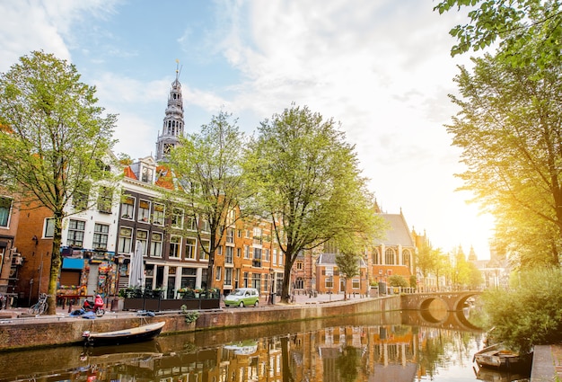 Vue matinale sur les beaux bâtiments et le canal d'eau à Amsterdam