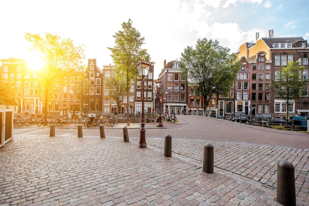 Vue matinale sur les beaux bâtiments du quartier rouge d'Amsterdam