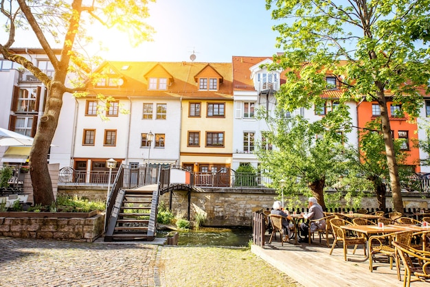 Vue matinale sur le canal d'eau et de beaux bâtiments anciens dans la ville d'Erfurt, Allemagne