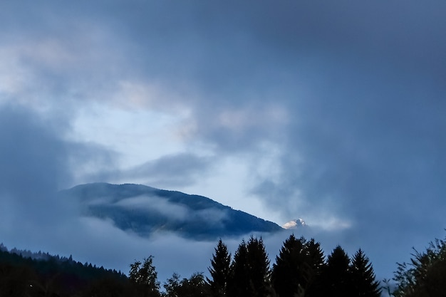 Vue matinale des montagnes autrichiennes dans les nuages