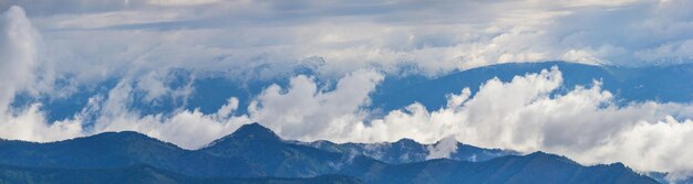 Vue matinale des montagnes dans les nuages