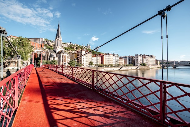 Vue matinale sur la passerelle rouge et le bord de la rivière dans la vieille ville de Lyon