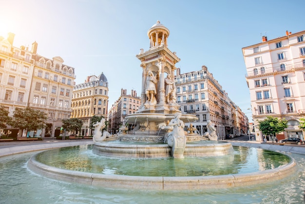 Photo vue matinale sur la place des jacobins et la belle fontaine de la ville de lyon, france