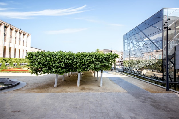 Vue matinale sur la place de la Montagne des Arts avec un bâtiment moderne à Bruxelles, Belgique