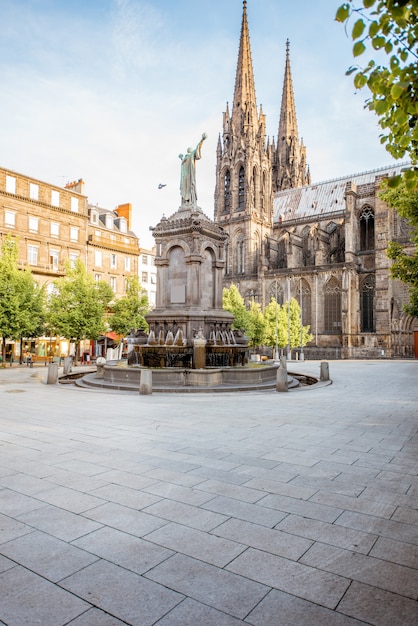 Vue matinale sur la place de la Victoire avec monument et cathédrale dans la ville de Clermont-Ferrand en France