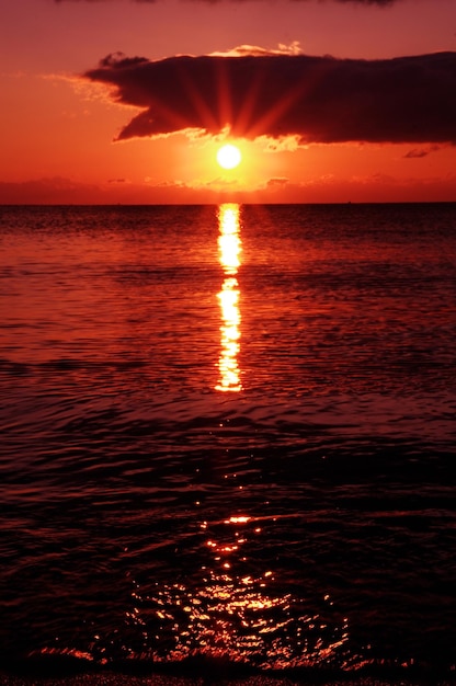 Photo vue de la mer au coucher du soleil