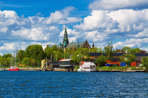 Vue de la mer au Djurgarden dans la célèbre ville scandinave et nord-européenne Stockholm - la capitale de la Suède