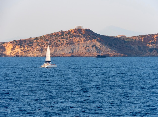 Vue sur la mer au yacht du temple de Poséidon au cap Sounion en Grèce