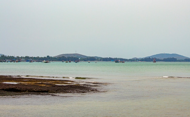 Vue de la mer et bateau de pêche dans la soirée, Thaïlande.