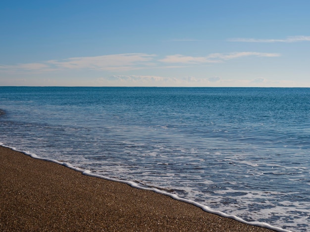 Vue sur la mer bleue apaisante et ciel magnifique