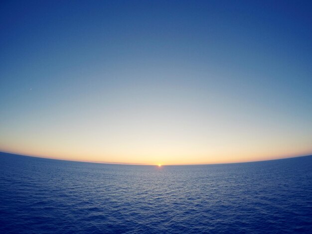 Photo vue de la mer bleue calme contre un ciel clair