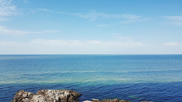 Photo vue de la mer bleue calme contre le ciel