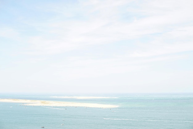 Vue de la mer bleue calme contre le ciel