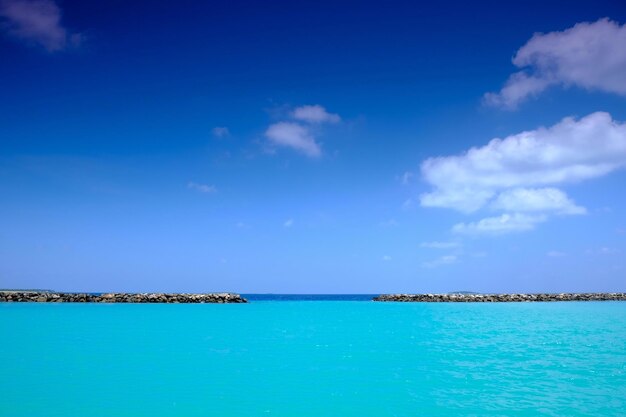 Photo vue de la mer bleue calme contre le ciel