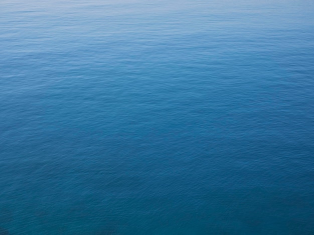 Vue sur la mer bleue calme et paisible