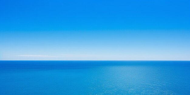 Photo vue de la mer bleue avec un ciel dégagé