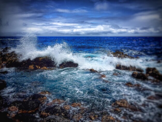 Photo vue de la mer bleue contre le ciel