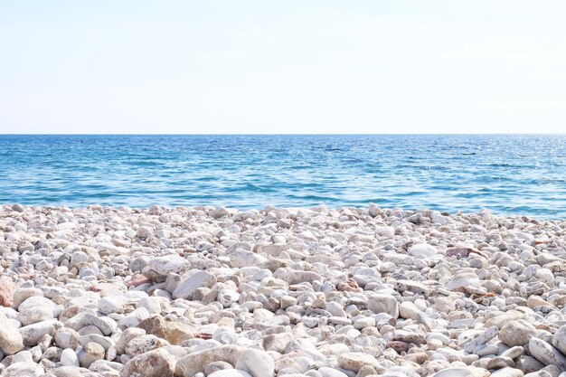 Vue sur la mer bleue et le rivage rocheux