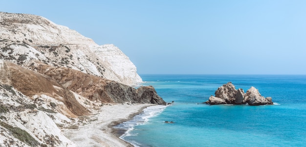 Vue sur la mer bleue avec des rochers et des plages sauvages.