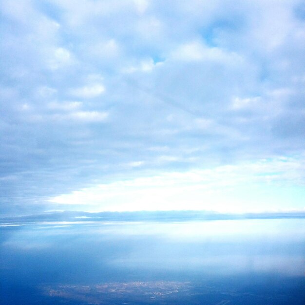 Photo vue de la mer calme sur un ciel nuageux
