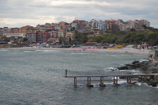 Vue de la mer calme contre les bâtiments