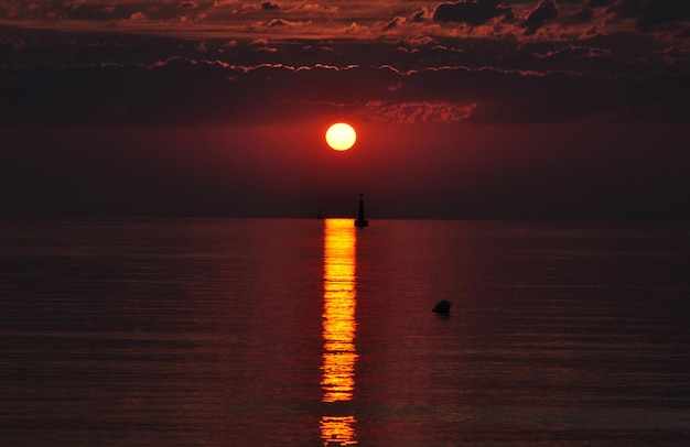 Vue de la mer sur un ciel nuageux au crépuscule