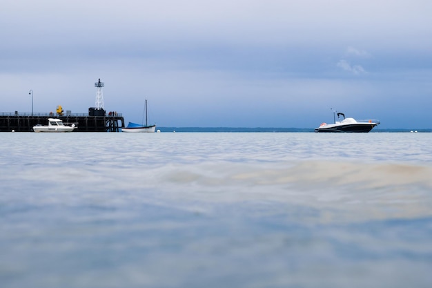 Photo vue sur la mer dans le port de cancale