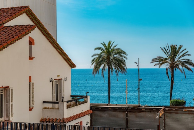 Vue mer depuis un appartement en ville