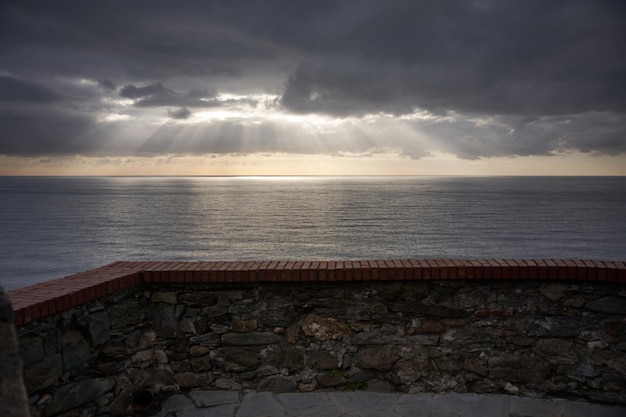 Une vue sur la mer depuis le balcon de l'hôtel