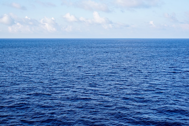 Vue sur la mer depuis le bateau de croisière