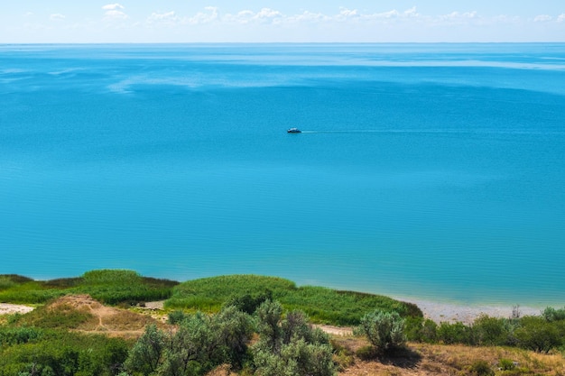 Vue sur la mer depuis la colline par une journée d'été ensoleillée