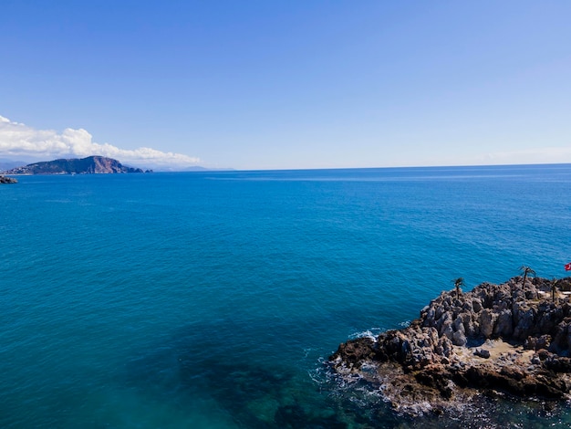 Une vue sur la mer depuis la côte de l'île de capri