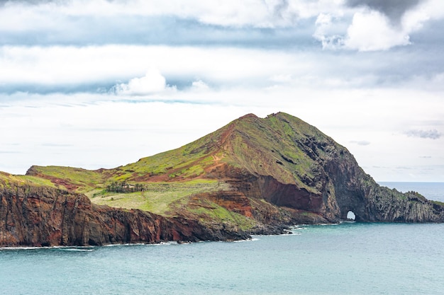 Une vue sur la mer depuis les falaises de l'île de man