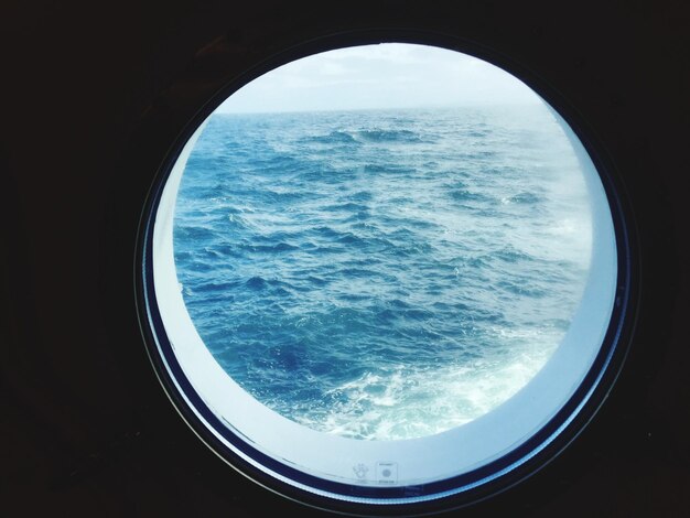 Vue de la mer depuis la fenêtre de l'avion