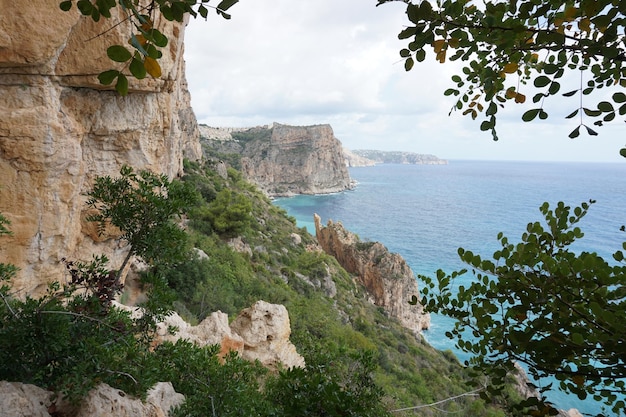 Une vue sur la mer depuis la montagne