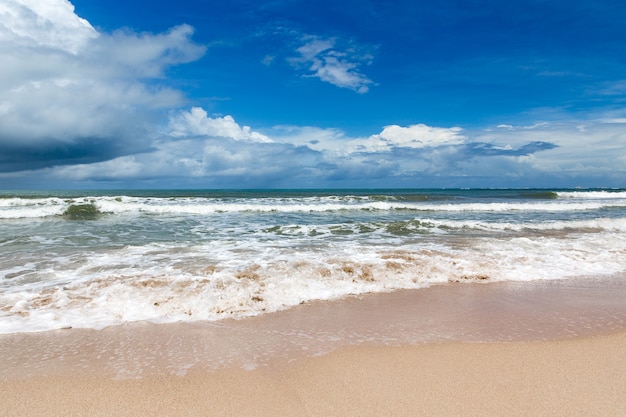 Vue sur la mer depuis la plage tropicale avec un ciel ensoleillé. Plage paradisiaque d'été