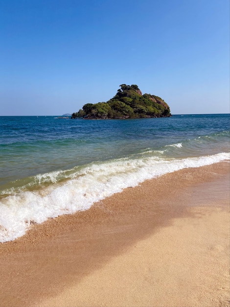 Vue sur la mer depuis la plage tropicale du ciel bleu. Plage d'été. Horizon de mer. Île de Thaïlande.