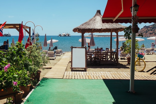 Vue mer depuis un restaurant en bord de mer