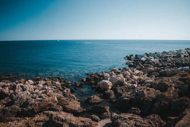 Une vue sur la mer depuis les rochers