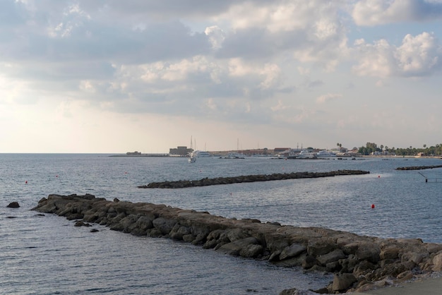 La vue sur la mer depuis la ville de Paphos Chypre