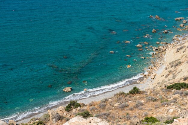 Vue de la mer et du littoral d'une hauteur rocheuse