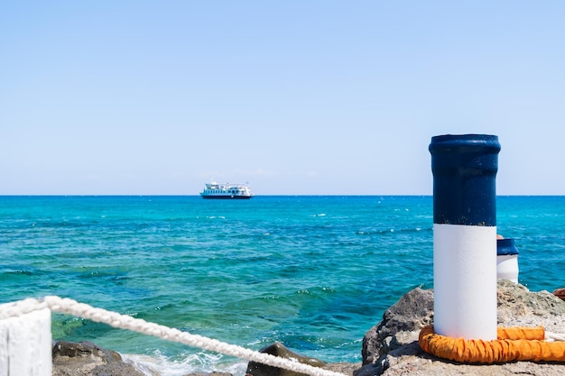 Vue mer avec eau bleue. Notion de tourisme.