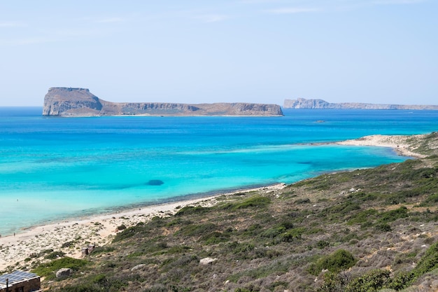 Vue mer avec eau bleue. Notion de tourisme.