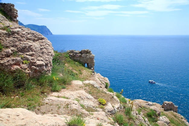 Vue sur la mer d'été depuis la forteresse génoise sur la côte de Balaclava (Ð¡rimea, Ukraine)