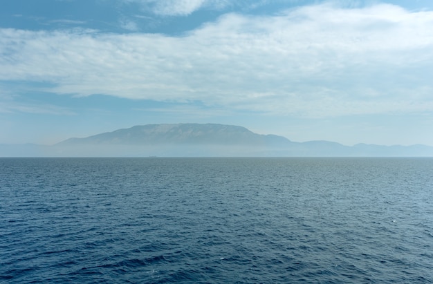 Vue sur la mer d'été du ferry sur le chemin de Zakynthos à Kefalonia Grèce