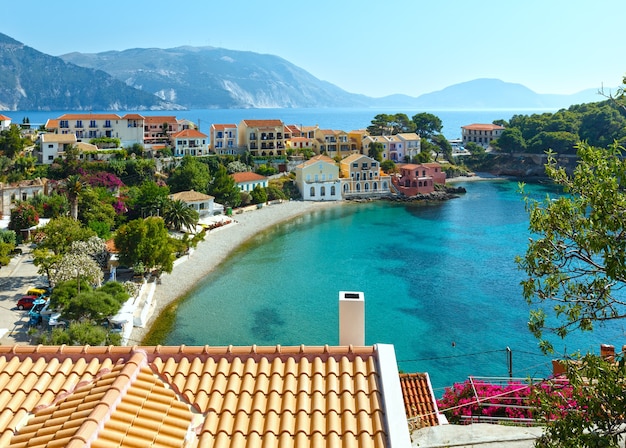 Photo vue sur la mer d'été du village d'assos grèce, céphalonie, mer ionienne.