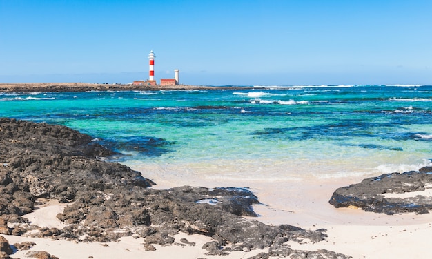 Vue sur la mer à Fuerteventura avec eau claire et phare